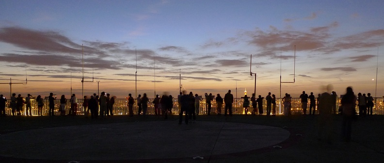 Crépuscule sur Paris et la tour Eiffel depuis le toit de la Tour Montparnasse