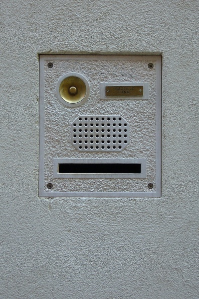 Boîte aux lettres et sonnette combinés à Venise ressemblant à une tête de robot