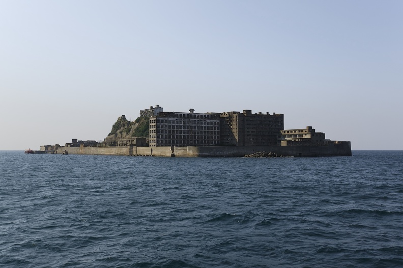 Vue d'ensemble de l'île cuirassée Gunkanjima (Hashima) depuis la mer