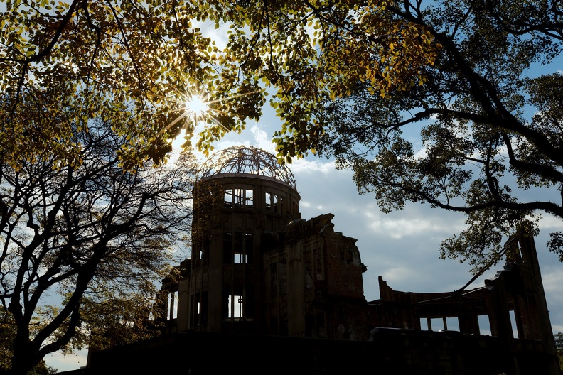 Rayons de soleil et feuilles d'automne au desssus du dôme de la Bombe Atomique
