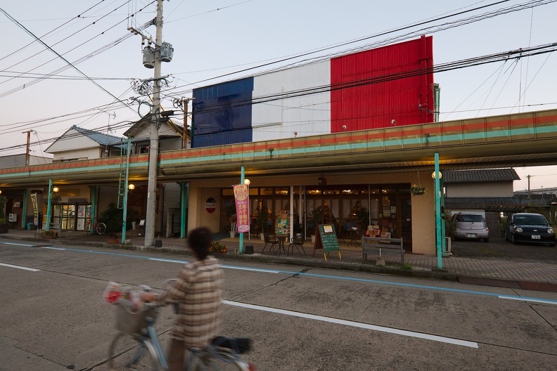 Façade tricolore d'un restaurant français à Ibusuki sur Kyushu au Japon