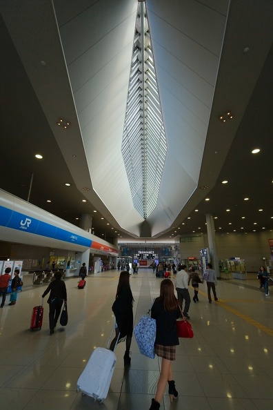 Voyageurs dans le hall d'arrivée de l'aéroport international du Kansai à Osaka