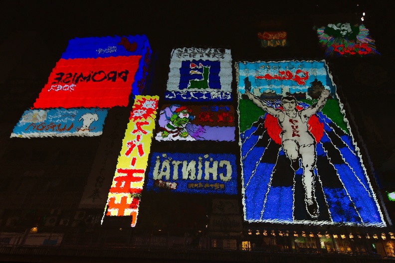 Reflets du Glico Man dans le canal Dotonbori à Osaka de nuit