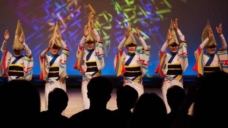 Danseuses d'Awa-odori en ligne et mains levées au Awa-odori Kaikan Hall