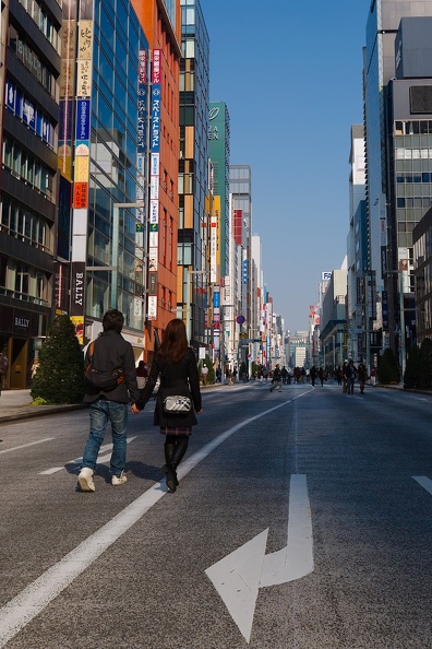 Couple marchant dans la rue principale de Ginza devenue piétonne à Tokyo