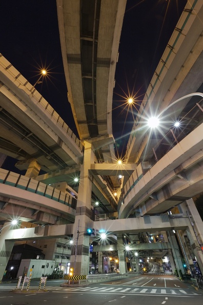 Réseau dense de routes urbaines surélevées se séparant au carrefour Hakozaki