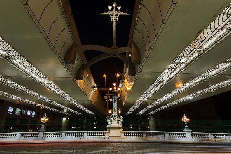 Croisement entre le pont Nihonbashi et l'autoroute surélevée Shuto