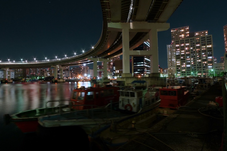 Bateaux amarrés la nuit sous le Rainbow Bridge de Tokyo