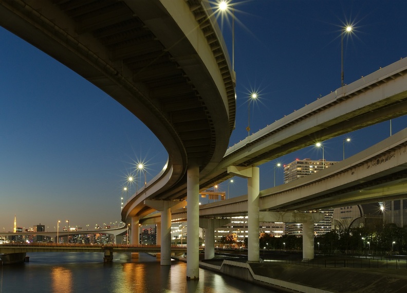 Routes surélevées se rejoignant pour aller à Odaiba avec la Tokyo Tower au fond