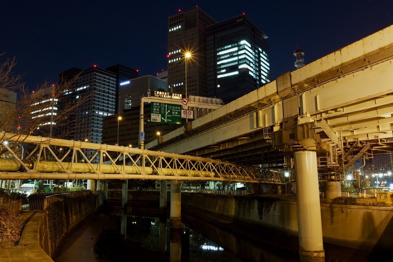Ceinture périphérique Shuto Expressway se faufilant entre les immeubles