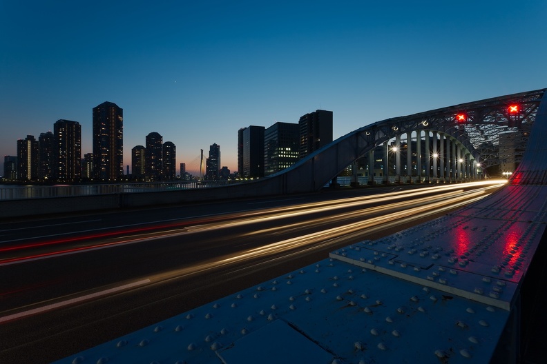 Vue de l'île artificielle Tsukishima à Tokyo au crépuscule